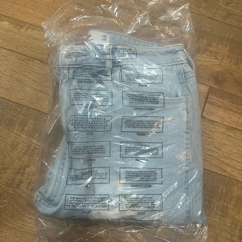 BRAND NEW Hollister Curvy High-Rise Mom Jean